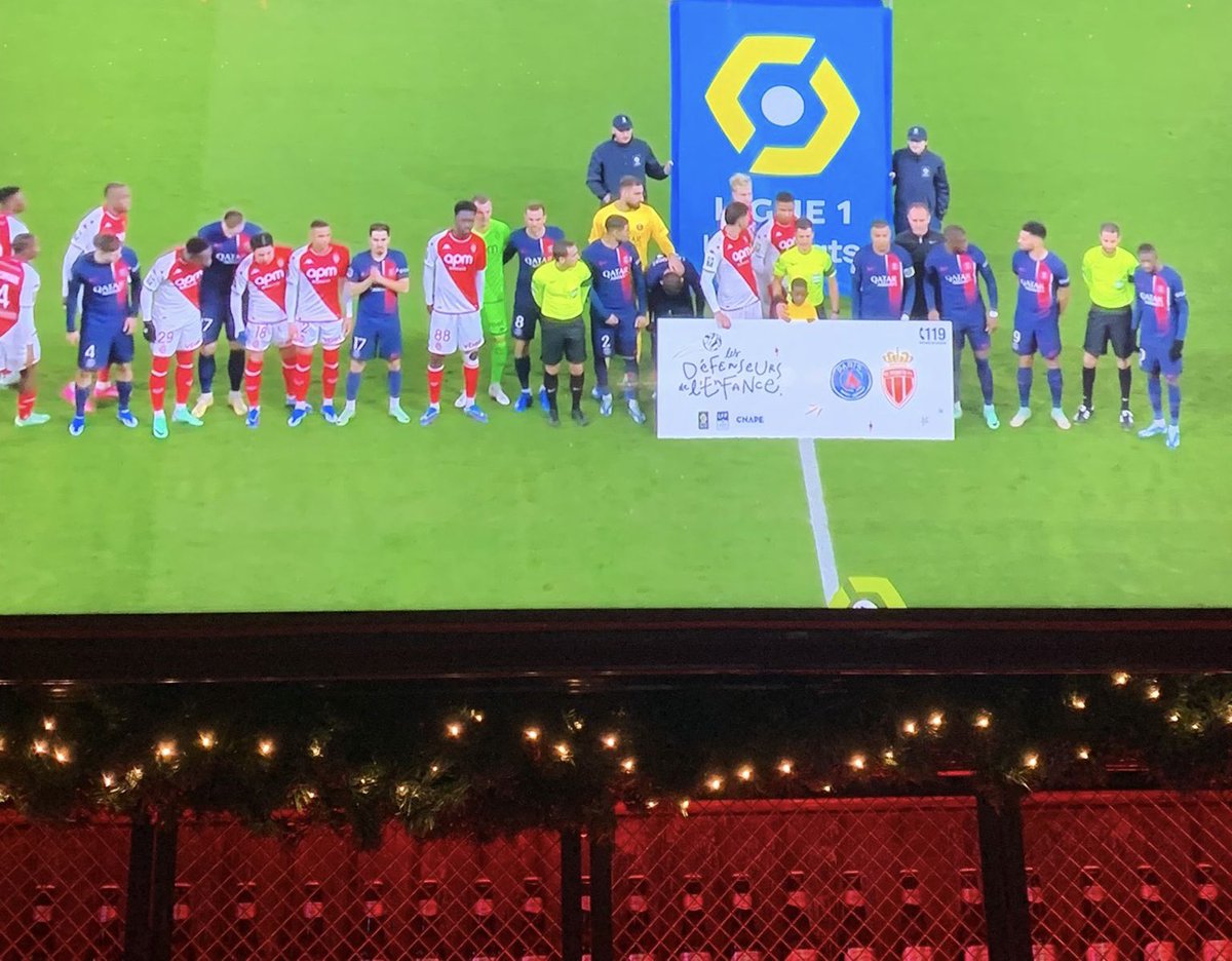 mohamedbouhafsi's tweet photo. Quand j’ai lancé le collectif des #DefenseursEnfance jamais j’aurais pu penser 3 ans après qu’on privatiserait le Stade de France, le Parc, le Vel. 
Ce week end, tous les matchs sont dédiés aux enfants victimes de violences. Tellement ému ❤️!
Merci à la @LFPfr pour son soutien 🙏🏼 https://t.co/Jt7PuuHJZ1
