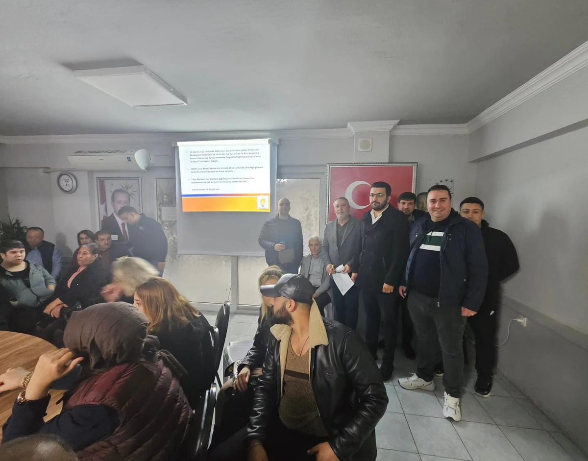 İlçe Başkanımız, Kadın ve Gençlik Kolları Başkanımız, 3 Kademe YK Üyelerimiz ve Mahalle Başk. ile parti binamızda bir araya gelerek; gündeme, projelerimize ve hedeflerimize dair değerlendirmelerde bulunduk. Kıymetli vakitlerini ayırdıkları için teşkilatımıza teşekkür ediyorum.