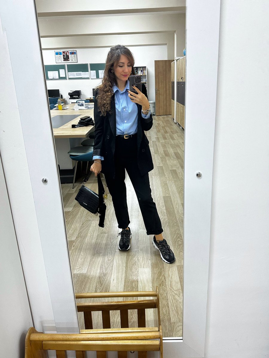 nnewblog's tweet photo. Bugün Devlette atanmış olarak ilk öğretmenler günüm💕 Hayalini kurduğum şeylerin daha da güzelini yaşamanın verdiği mutluluk paha biçilemez🌸

 #ÖğretmenlerGünü https://t.co/dfJVtKNn6C