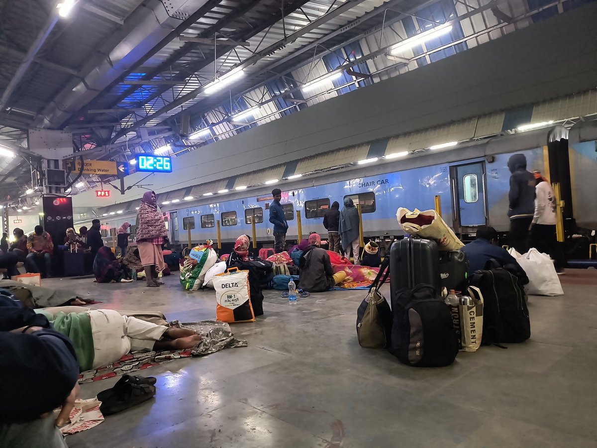 MohantaShyan's tweet photo. @vidu90 @RailMinIndia @RailwaySeva @RailwayNorthern @EasternRailway @PMOIndia @nationalrailenq It's 2.26 AM and the train has not arrived yet  no response from anyone not the railway station authorities nor from any high officials. These are the reasons  for disability backward India.  There are no back-up options for emergency  total wasted our taxes https://t.co/eo1DtJQKIj