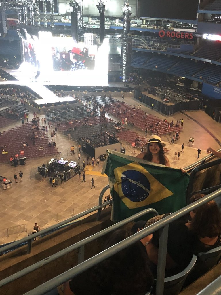 swiftvascox's tweet photo. After travel to Canada to #RepTourToronto, I’m so happy to finally see @taylorswift13 in my country in #SaoPauloTSTheErasTour! Ready for night 1! It’s been a long time coming! 🇧🇷🇧🇷🇧🇷 @taylornation13 https://t.co/4rr6m2Tcdp