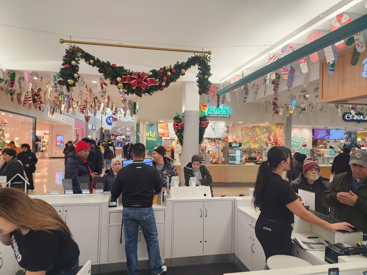 MetroCom HIP mall store getting BUSY here on Black Friday!!!