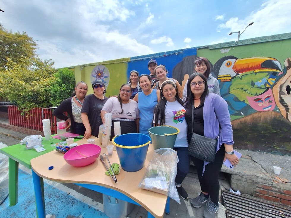 EdnaBonillaSeba's tweet image. #ProgramaECO | 🧡Orgullosos de esta comunidad educativa de Bosa que, alrededor de un sancocho🥘, encontraron un espacio para promover un entorno seguro para las y los estudiantes y sus familias.

👏Buen ejemplo del colegio Bosanova: educacionbogota.edu.co/portal_institu…