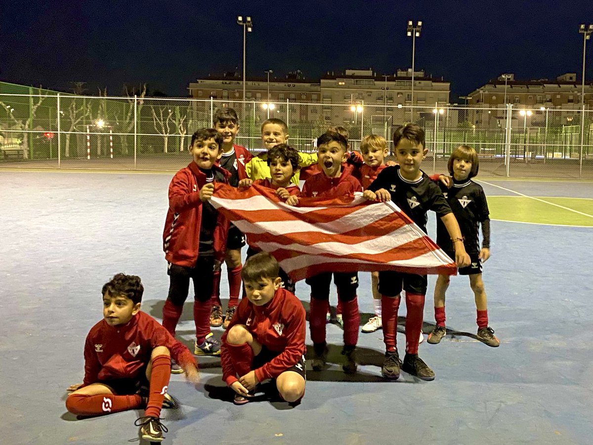 👦🏻 ¡Nuestro #PrebenjaminA presume de bandera rojiblanca tras una nueva victoria! ❤️🤍❤️