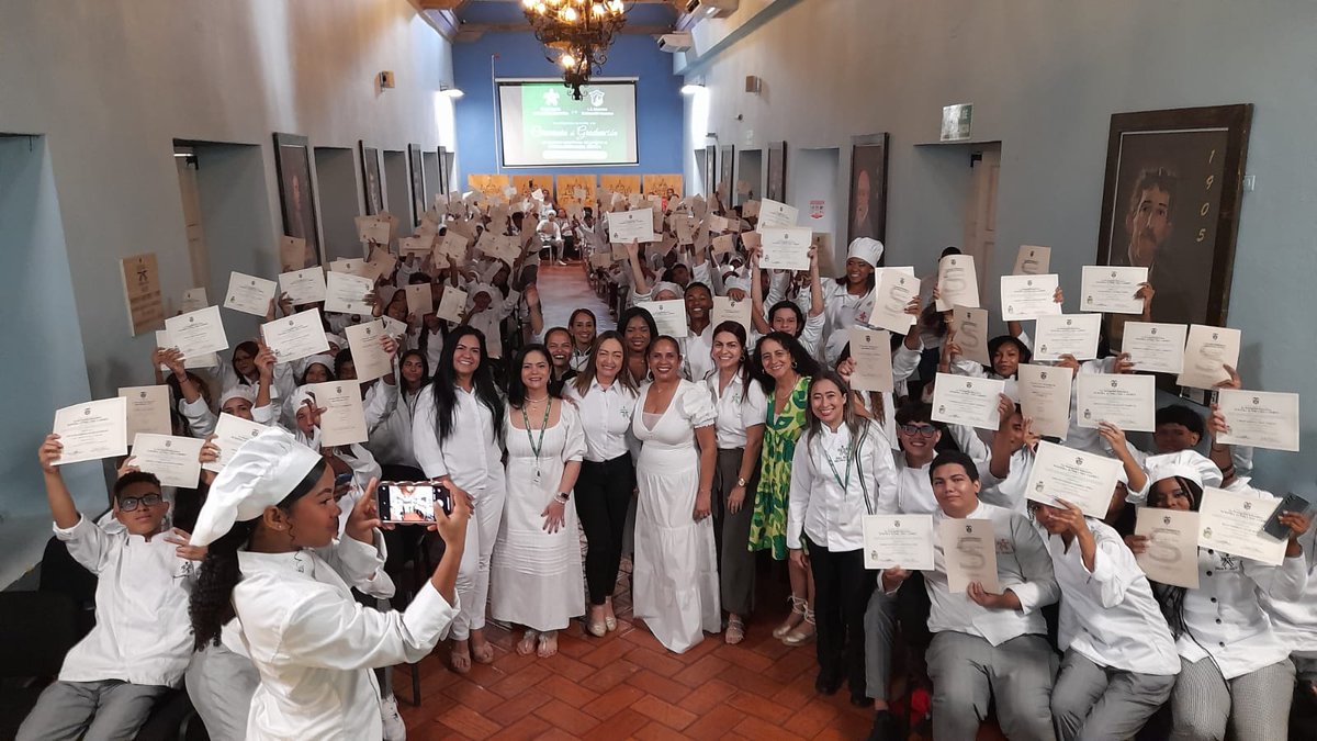 SENAenBolivar's tweet photo. #DobleMenteTitulados || 402 aprendices de diversas I.E. de Bolívar obtuvieron certificaciones📜en programas como Técnico en Cocina, Recursos Humanos, Recepción Hotelera, entre otros, gracias a la formación brindada por la Media Técnica del Centro de Comercio del @SENAenBolivar.💚 https://t.co/M1Vva3UgaW