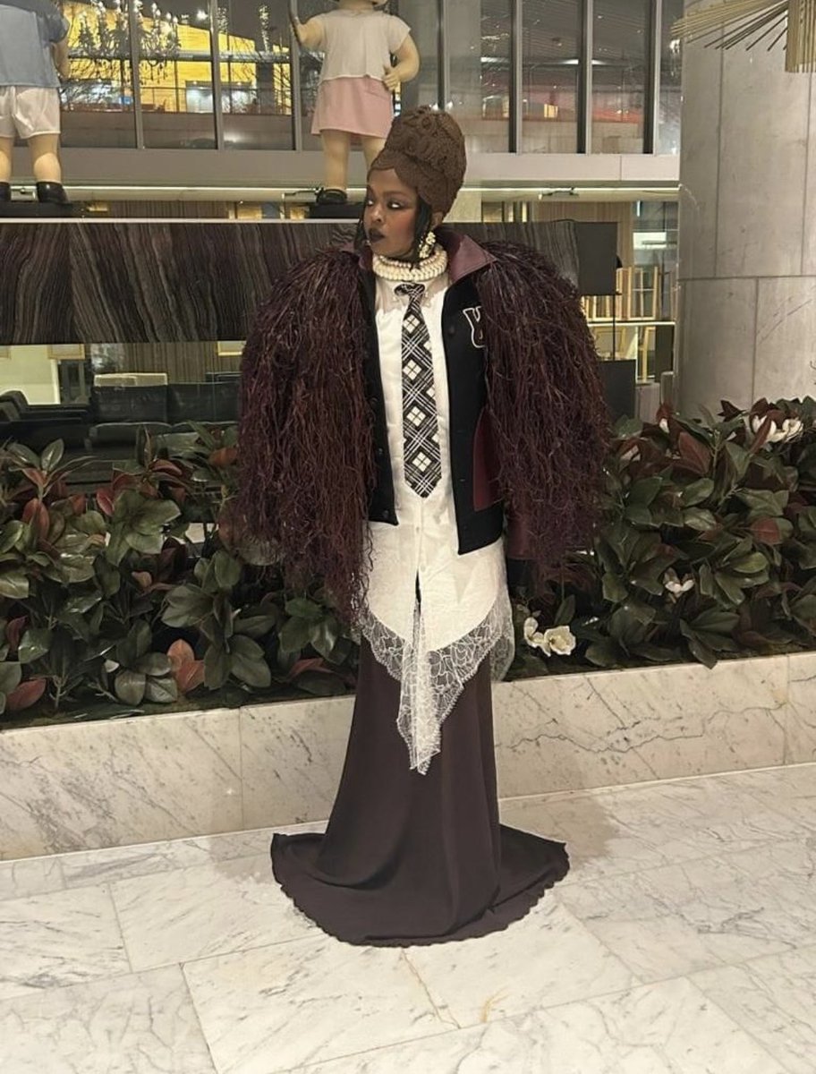 imane_ayissi's tweet photo. The legend #LaurynHill wears a cape in #raphia made by #imaneayissi from FW23-24 Collection in #Vancouver for a show with the #fugees.
More on https://t.co/plonfQkJeV https://t.co/NLRCehWxVy