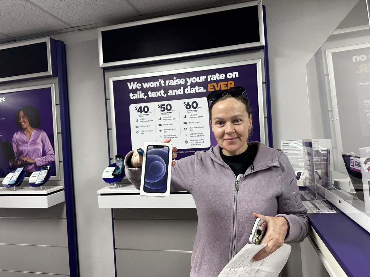TM0Tang's tweet image. Another happy @MetroByTMobile customer getting their $99 iPhone 12!!!!  #CentralEast @AlexBrownTMO @WinstonAwadzi @thayesnet