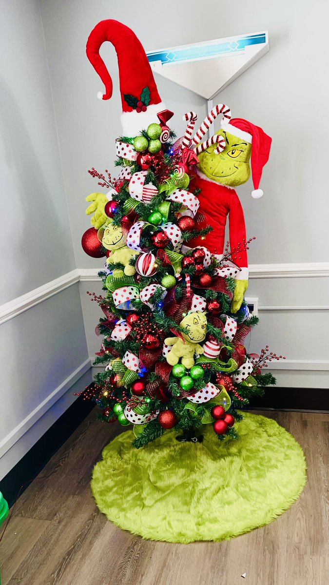 WatsUpSwagg's tweet photo. Tree #8 of the season
I loveeee Grinch trees 💚❤️

#louisvilletreedesigner #kentuckytreedesigner #thegrinch #thetreegoat #christmasdecor #travelingdesigner https://t.co/R5eryx4jiK