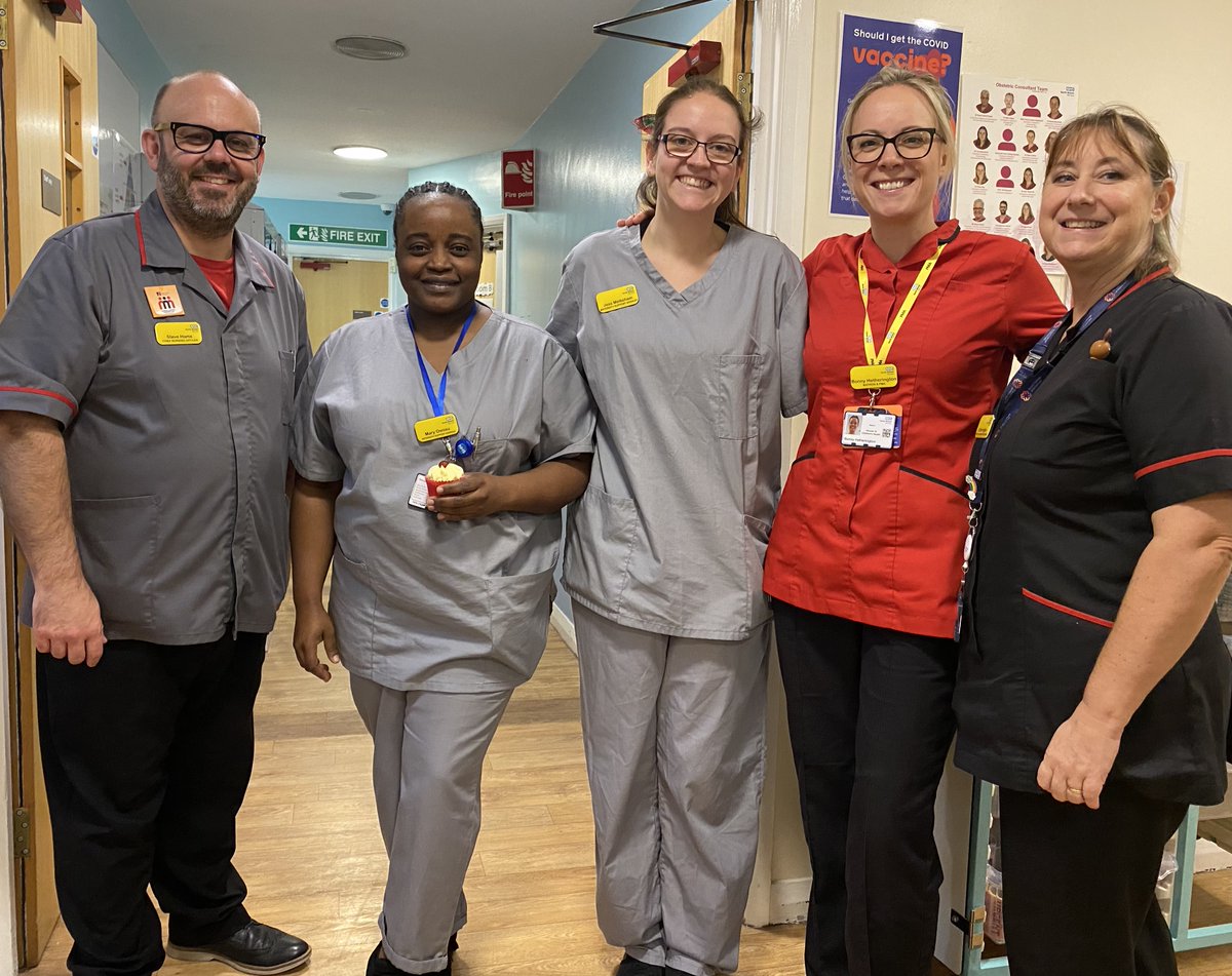 BristolNHSFT's tweet photo. To mark #MaternitySupportWorkersDay our Women & Children's Health division handed out cakes to our MSWs across our maternity services with Chief Nursing Officer @sphams #MSWCelebrationDay https://t.co/wgTH3ugGau