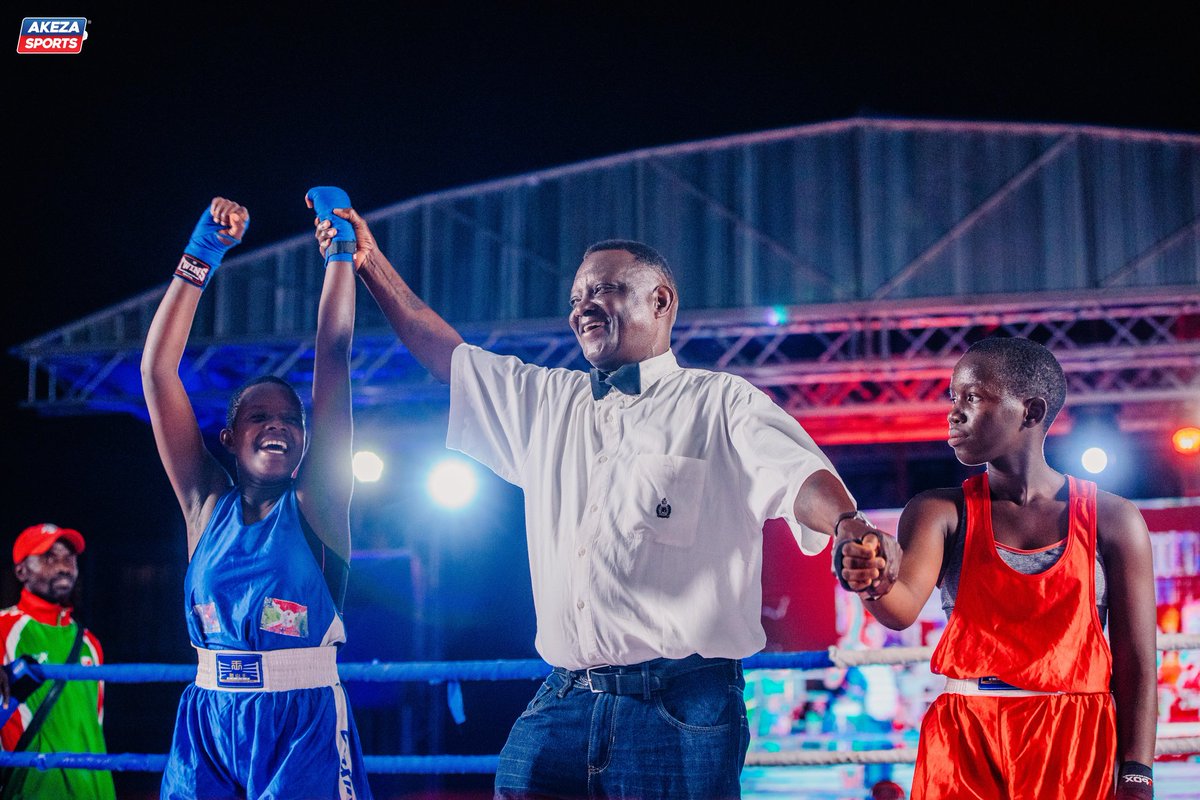 AkezaSports's tweet photo. ๐ต๐ด SHURWERYIMANA Zuwena ๐ง๐ฎ umu boseuse wa #ClubKinama ahejeje gukubita ITANGITEKA Willa ๐ง๐ฎ wa #ClubArena.
Abo ba Boxeuse ukwo ari 2 baracari bato ariko berekanye ko bafise kazoza keza mur'uyu mukino.
#akezasports #lesbeautesdecheznous #boxe https://t.co/sSQiW8hvAy