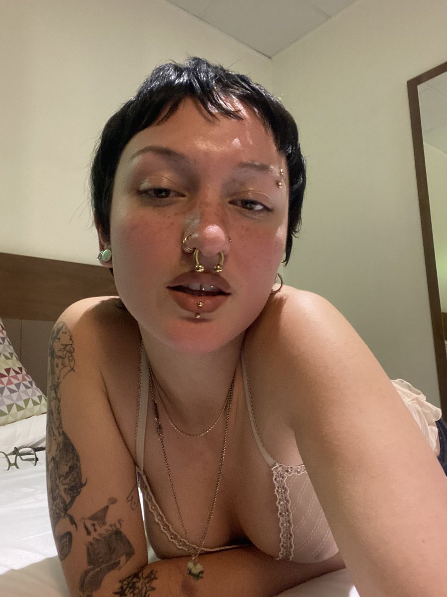 peachyamberly's tweet photo. en date hôtel avec moi même et vous cv https://t.co/y33ivx0kt8