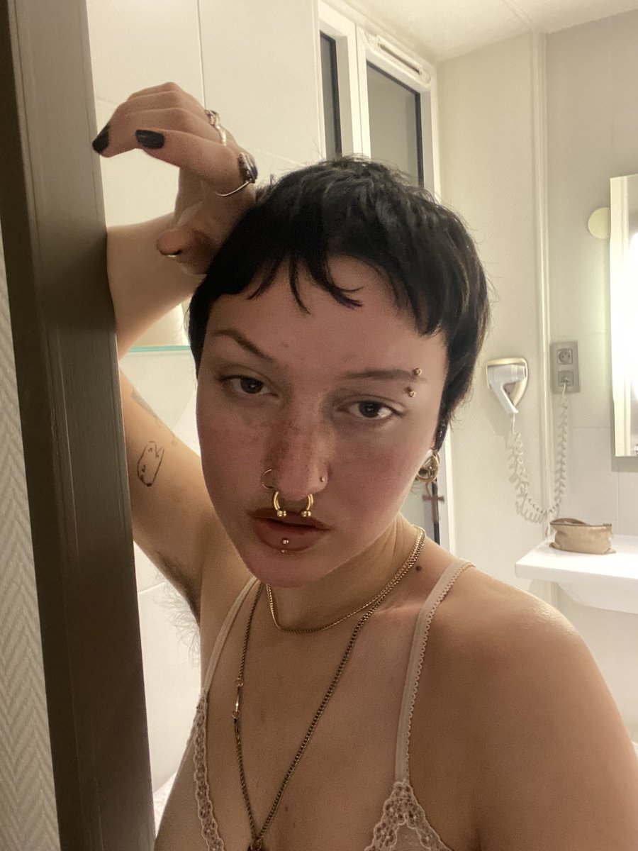 peachyamberly's tweet photo. en date hôtel avec moi même et vous cv https://t.co/y33ivx0kt8