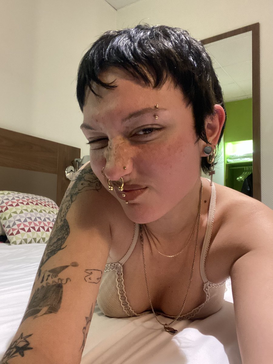 peachyamberly's tweet photo. en date hôtel avec moi même et vous cv https://t.co/y33ivx0kt8