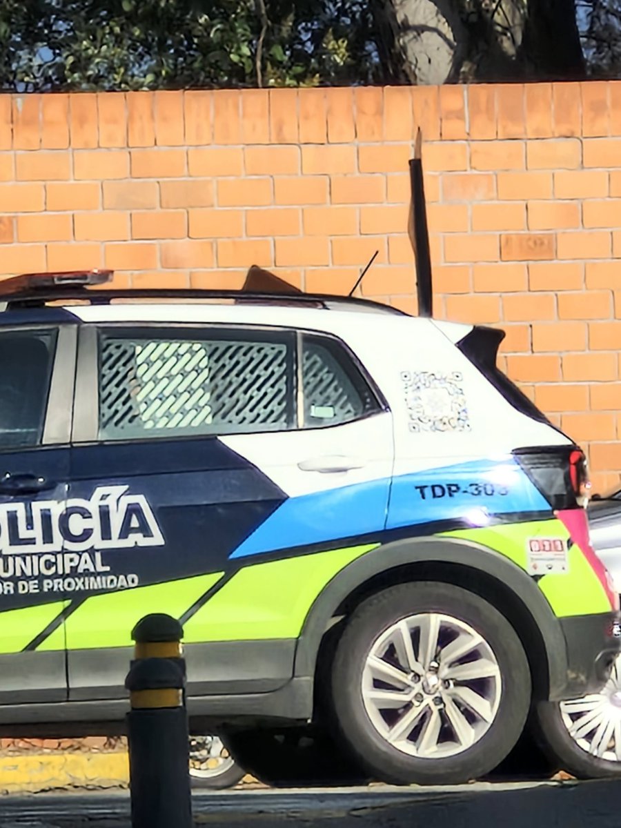 aantony_7's tweet photo. Un duda, ¿quién los infracciona a ellos? Era una patrulla de tránsito parado sobre paso peatonal sobre boulevard Atlixco, enfrente del fraccionamiento estrellas del sur... Digo porque en Puebla te paran y te extorsionan por cualquier cosa.
 Tu que opinas @Hechizero_38 https://t.co/blZ1prbesj