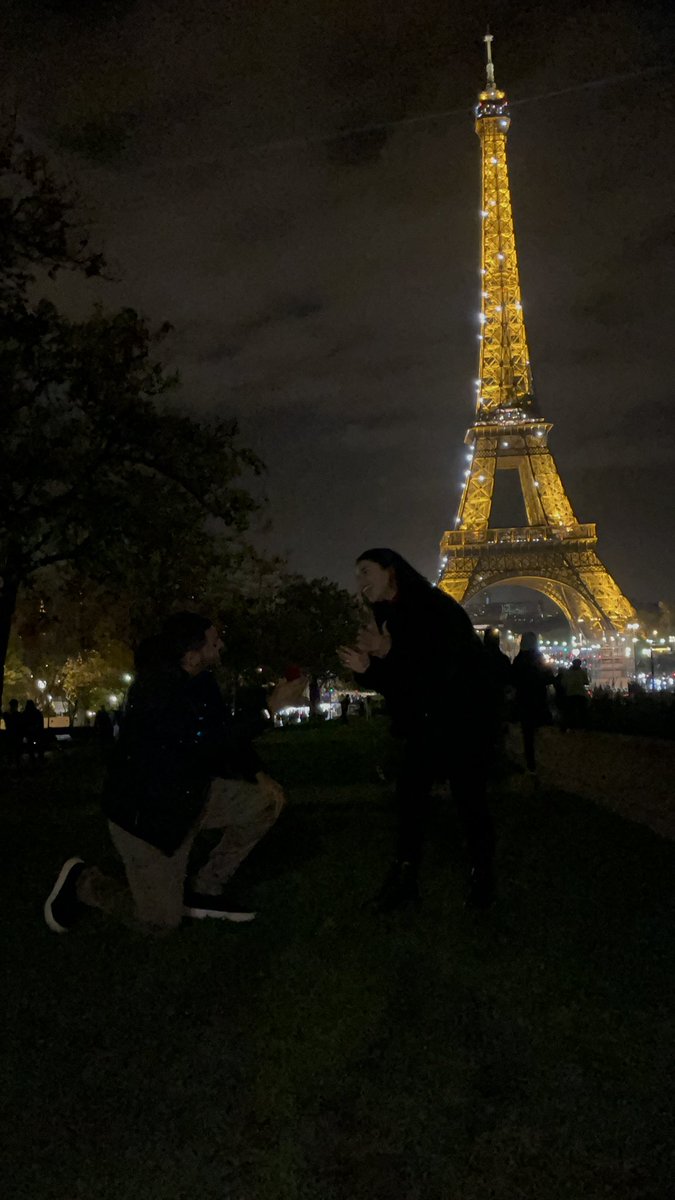 qraffs's tweet photo. e essa sou eu ficando NOIVAAA em frente a torre mais linda de todas 😍 https://t.co/aRH6Jw8Gc4