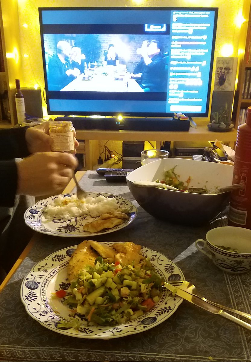 alishiaekane's tweet photo. Abendessen beim HORDE-Stream😋 im unordentlichen Wohnzimmer... aber mit Lichterkette😁 #wildehorde #horde2 https://t.co/tavaXoDYlD