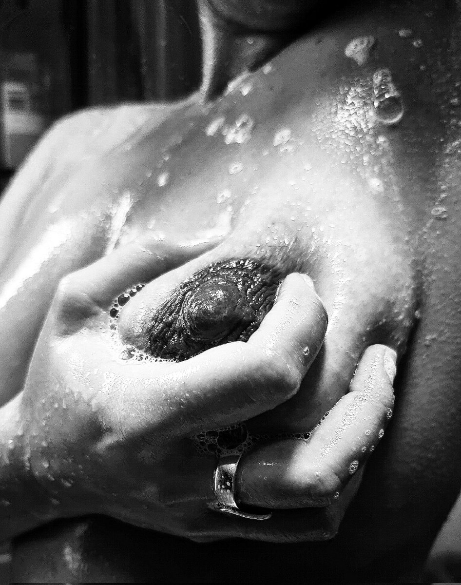 riaa_ninna's tweet photo. Un petit #vendrediseins sous la douche avec un joli noir et blanc 🖤

Bon weekend 💋

https://t.co/aAHmtHJY7Q

@PartageDefiHot 
@OrgasmicGroup https://t.co/Qxa0RKi1ql