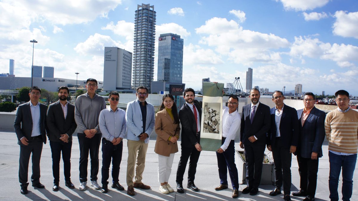 PueblaCMIC's tweet photo. Nuestro Presidente @tavoconstantini participó en la reunión para conocer el trabajo de @ZumaEnergia 🇨🇳 con #DavidYang al frente de su equipo y @Milo_barrera exponiendo las ventajas de #Puebla con @lespinosarueda y @szugasti para generar #EnergíaRenovable en #Puebla con #SPICZuma https://t.co/kpolWC6lVU