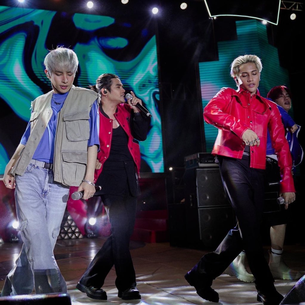 mylovekeun's tweet image. 20231110 Ken and Justin at TeaM Fair 2023 ✨🌹
 
#MAHALIMAxTeaMFair2023 

#KenTin #KenSuson #JustindeDios #FELIP #MAHALIMA 

📸 @tmtambayan FB 📸 Look at this post on Facebook facebook.com/share/p/2Ne7Ja…