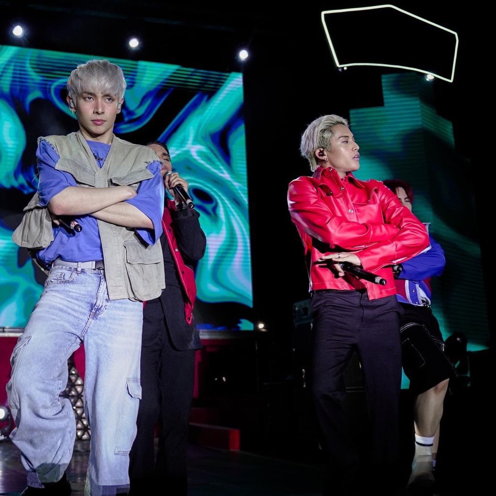 mylovekeun's tweet image. 20231110 Ken and Justin at TeaM Fair 2023 ✨🌹
 
#MAHALIMAxTeaMFair2023 

#KenTin #KenSuson #JustindeDios #FELIP #MAHALIMA 

📸 @tmtambayan FB 📸 Look at this post on Facebook facebook.com/share/p/2Ne7Ja…