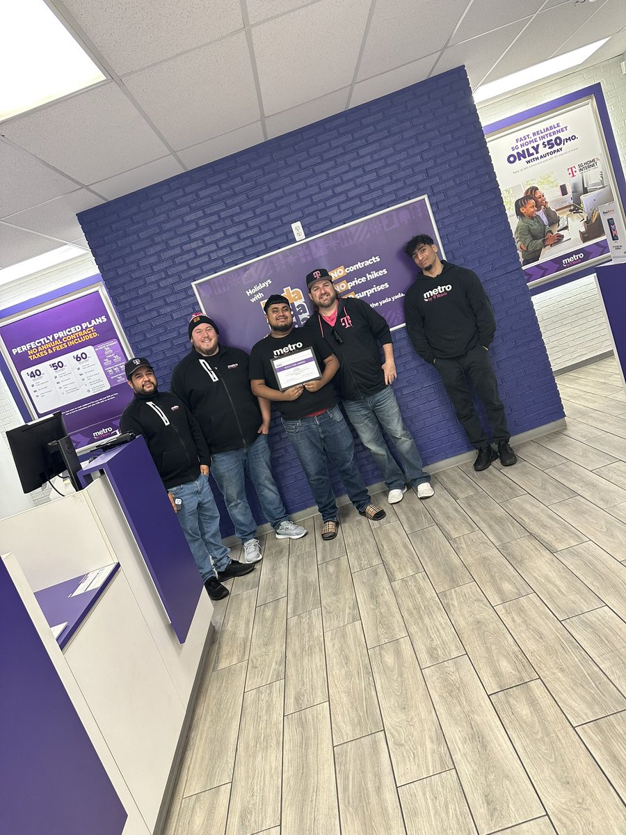 MiaMiaMichigan's tweet photo. Downriver 23013 Eureka Rd crew getting recognized for exceptional Conversion! They are also crushing it today! 💜💪🏽 https://t.co/DZEeTZ8fSh