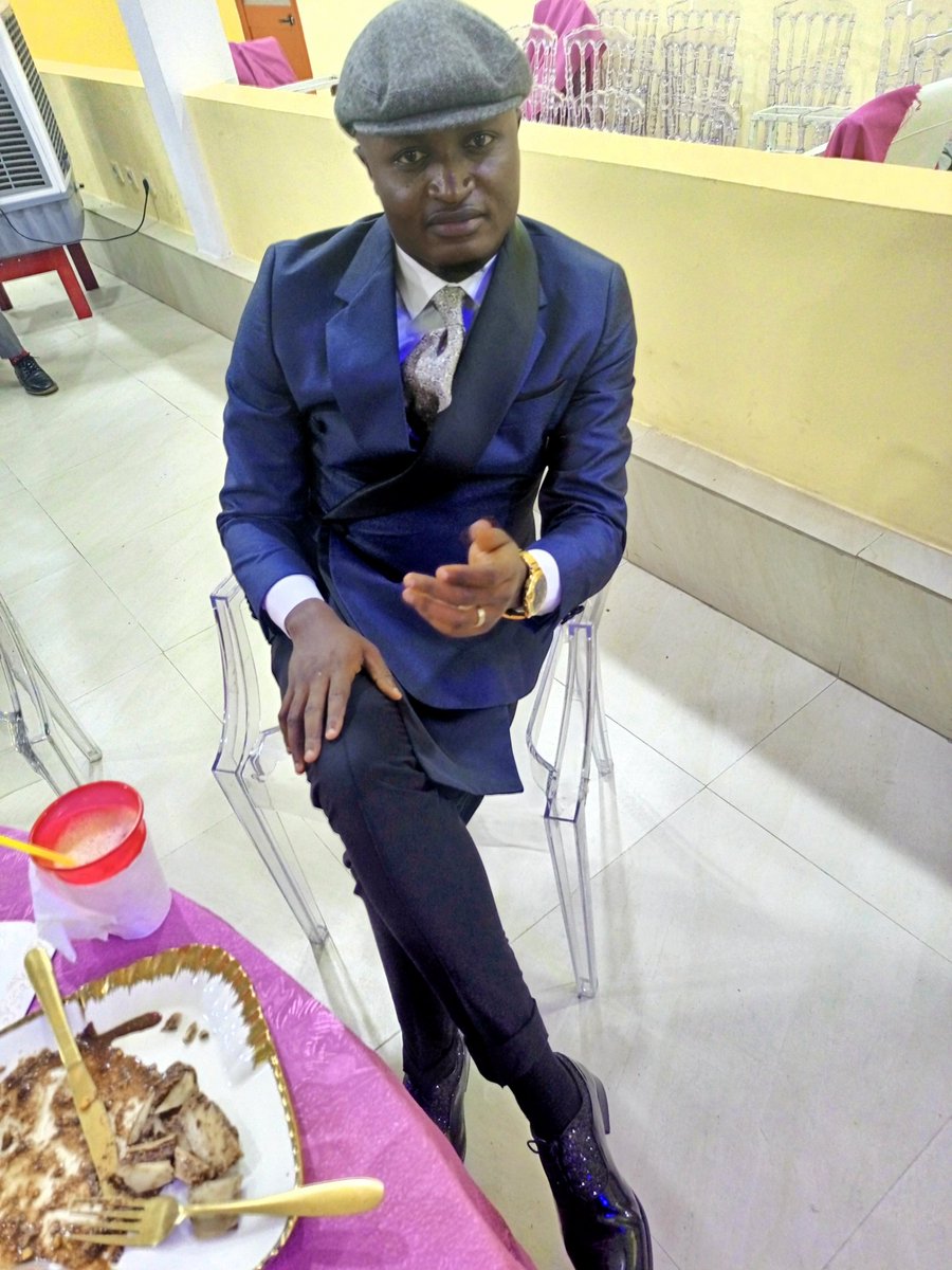 Não desista de você. Não abaixe a cabeça e não pense que não pode. Ou que não consegue. Confie no amor de Deus por você. Em seu carinho de aproximar sempre quem te acolhe e te faz sentir em sintonia. E não resmungue por aqueles que saem de repente.