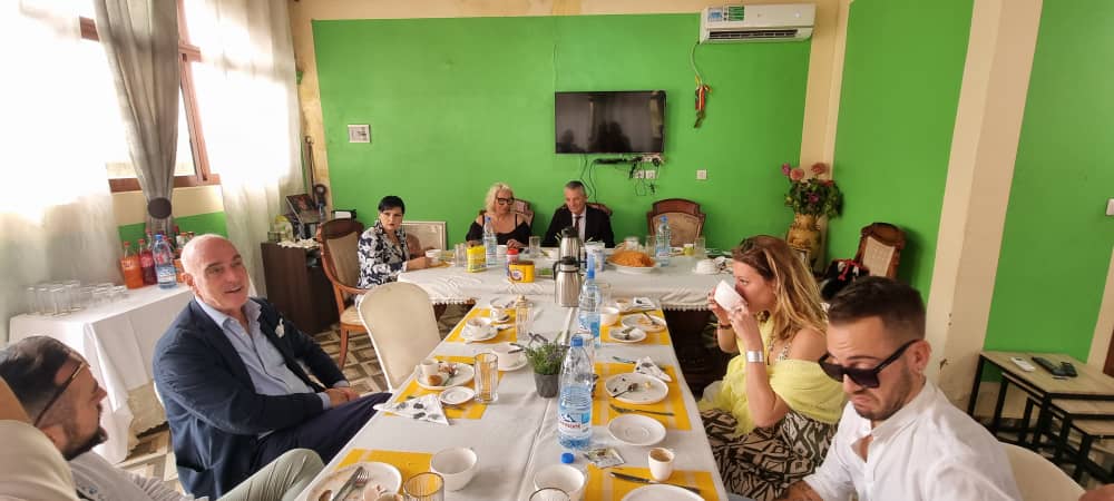 RR_IAI_Abanda's tweet photo. 🇮🇹 Début prometteur de la journée avec la première réunion matinale en compagnie de la délégation italienne. Des discussions passionnantes sur des opportunités de collaboration et d'amitié. 🌅🤝 #RencontresMatinales #Diplomatie #ItalieAuCameroun https://t.co/zjQHqDiCzM