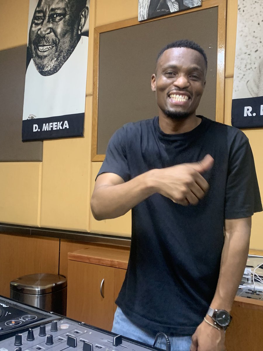 ukhozi_fm's tweet photo. #Fakumoya #Fakumoya #Fakumoya 

#IsahlukoSesithathu siphekwa bukhoma eStudio ngu @mlue_vez 

🔥🔥🔥🔥
#UkhoziFM #Fakumoya https://t.co/kyn8M8ChOz