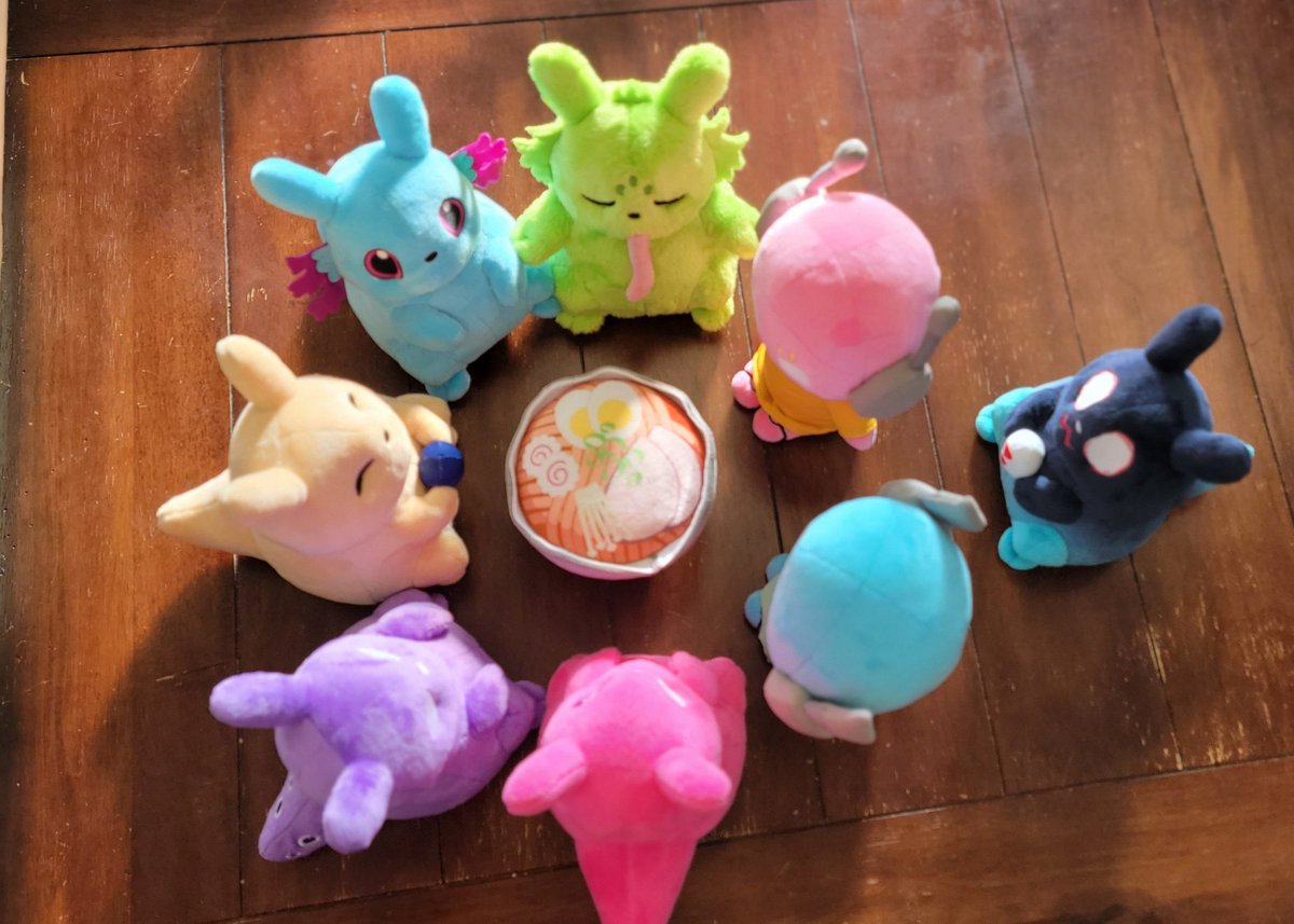 TeamSanshee's tweet image. Family dinner (ft that one weird relative.)