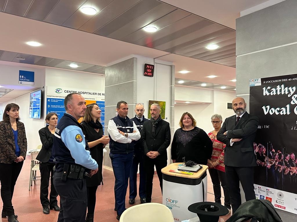 Journée de mobilisation contre les #violencesfaitesauxfemmes organisée aujourd'hui par le SAS2V de l'hôpital, la Maison de Protection des Familles, l'Adavem et le @Cidff Aveyron, en présence de M. Guisti, @Prefet12. 📲 arretonslesviolences.gouv.fr