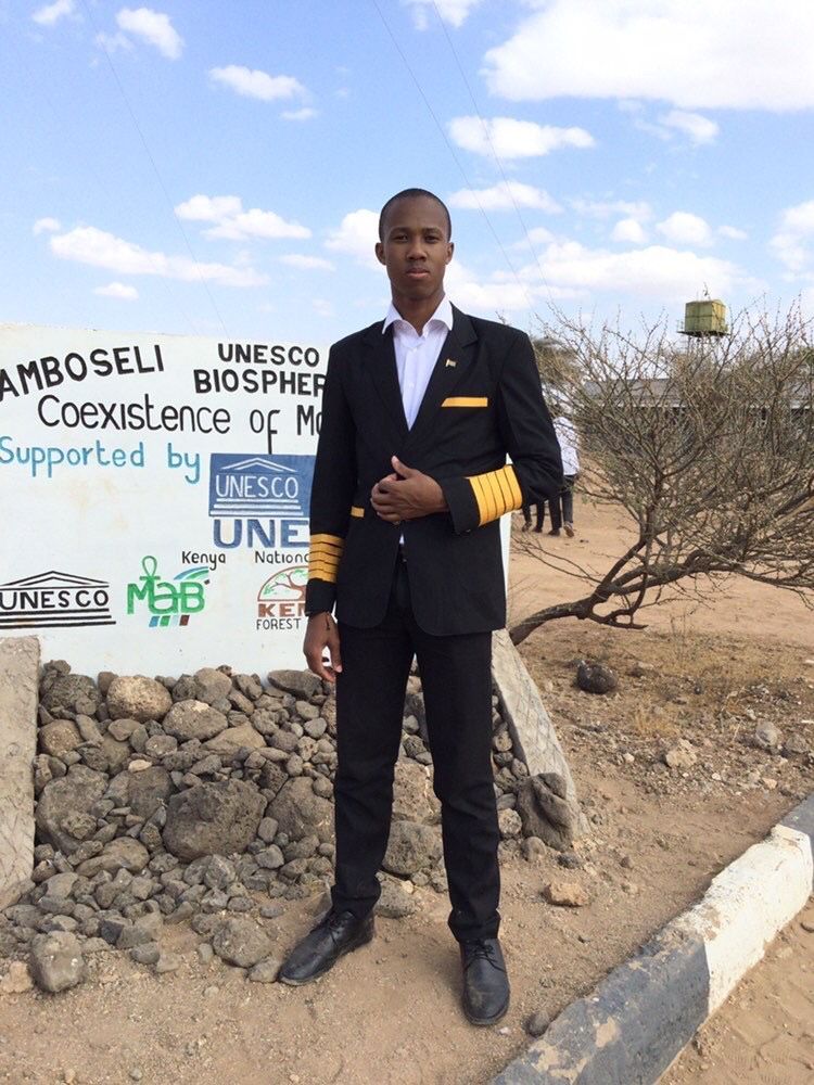 djbecosse's tweet image. @StrathallanSchl  Dalmas left school today completing KCSE Exams as Captain of School at Sunshine Secondary He took gifts of books for the children of his native Kibera Slum as he returned home He hopes to read Politics &amp;amp; International Relations at Uni #StrathCommunity 🇰🇪🏴󠁧󠁢󠁳󠁣󠁴󠁿🌟💛