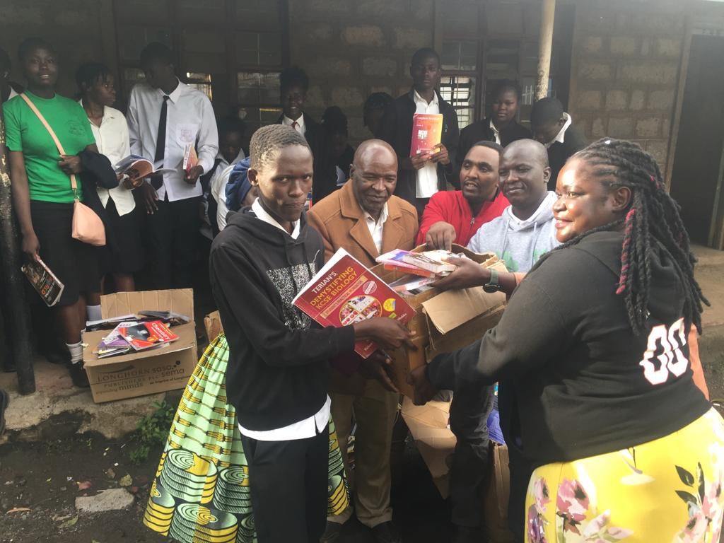 djbecosse's tweet image. @StrathallanSchl  Dalmas left school today completing KCSE Exams as Captain of School at Sunshine Secondary He took gifts of books for the children of his native Kibera Slum as he returned home He hopes to read Politics &amp;amp; International Relations at Uni #StrathCommunity 🇰🇪🏴󠁧󠁢󠁳󠁣󠁴󠁿🌟💛
