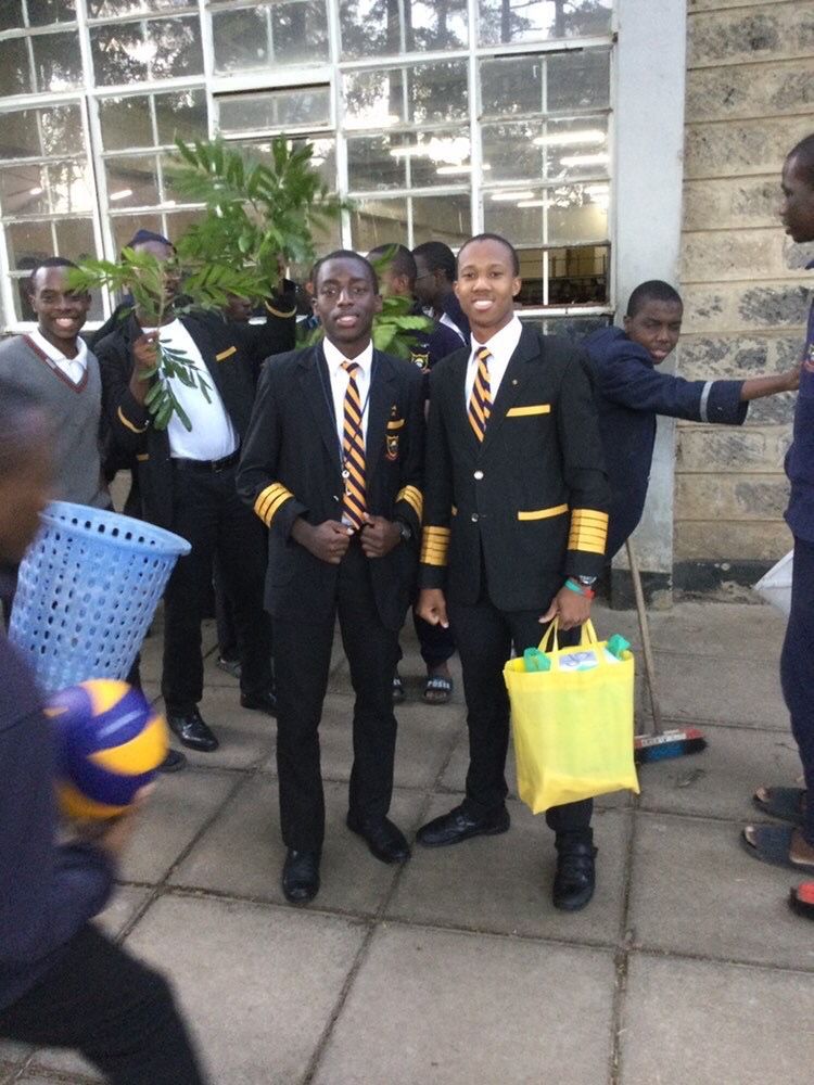 djbecosse's tweet image. @StrathallanSchl  Dalmas left school today completing KCSE Exams as Captain of School at Sunshine Secondary He took gifts of books for the children of his native Kibera Slum as he returned home He hopes to read Politics &amp;amp; International Relations at Uni #StrathCommunity 🇰🇪🏴󠁧󠁢󠁳󠁣󠁴󠁿🌟💛