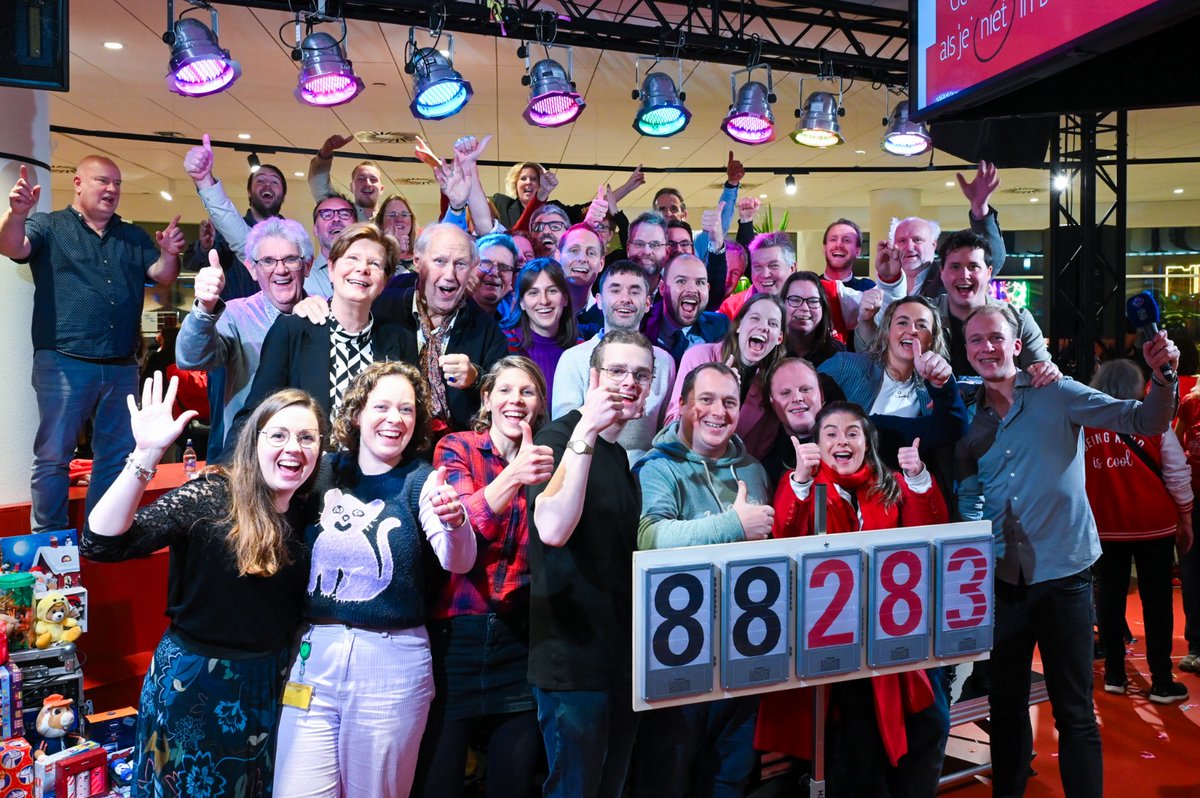 _agentv_'s tweet image. Wat een geweldige actieweek met @Sintvoorieder1 in de Bieb! En zo veel dank aan iedereen die cadeaus heeft gedoneerd waarmee nu zoveel kids blij mee worden gemaakt 🎁❤️🫶 Op naar volgend jaar! De 100.000 misschien 😉🎁 #Sintvoorieder1