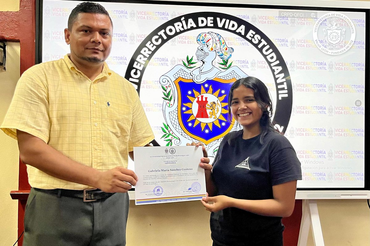 Entrega de certificado a estudiantes protagonistas de los Cursos de Propiedad Intelectual y Argumentación Jurídica, como parte del fortalecimiento académico desarrollado por la Vicerrectoría de Vida Estudiantil y la Facultad de Ciencias Jurídicas y Sociales.