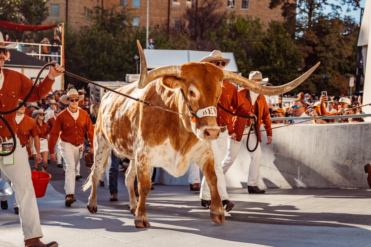 TexasFootball's tweet photo. Say hello to the big guy 🤘 https://t.co/iJOMAPVV7X
