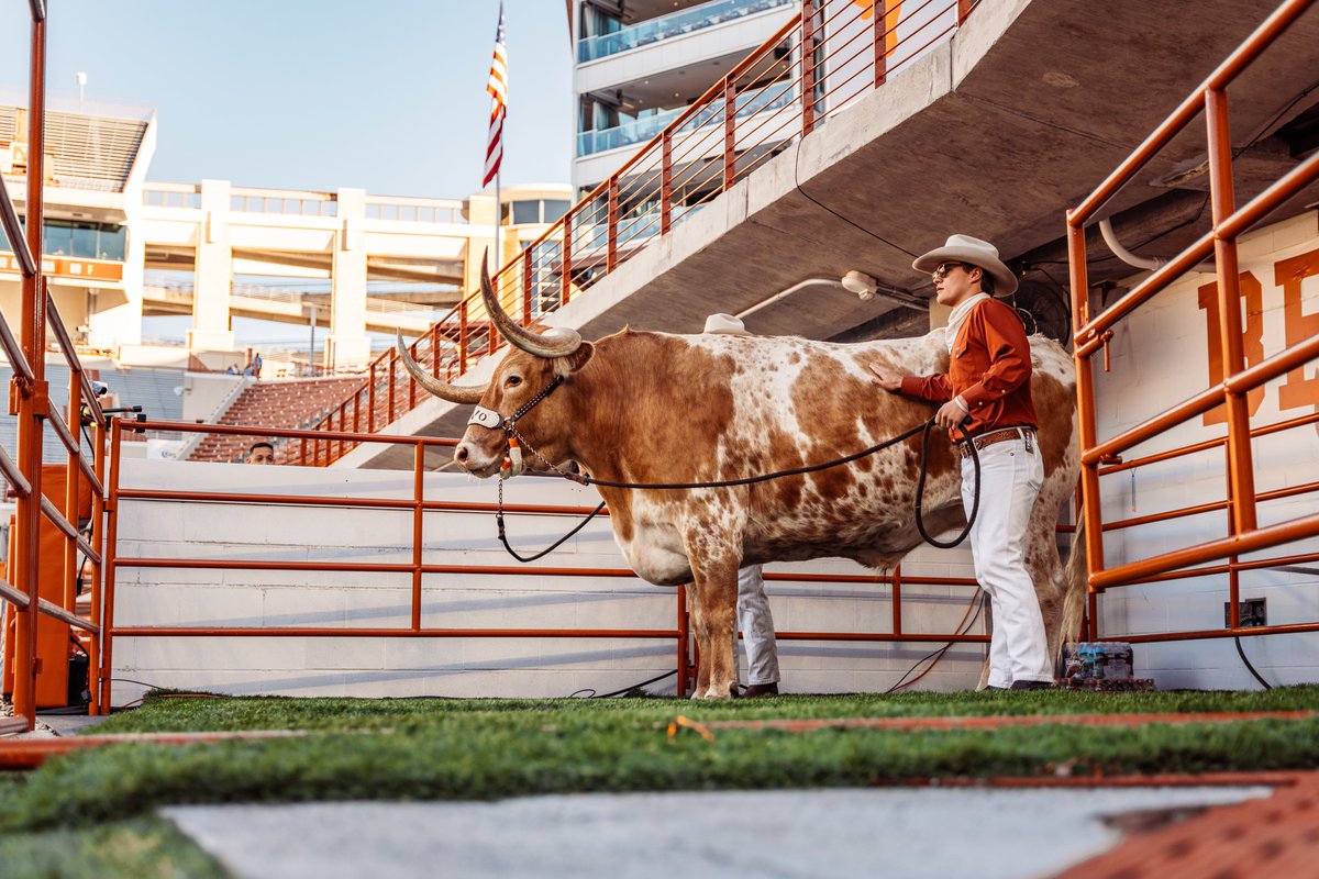 TexasFootball's tweet photo. Say hello to the big guy 🤘 https://t.co/iJOMAPVV7X