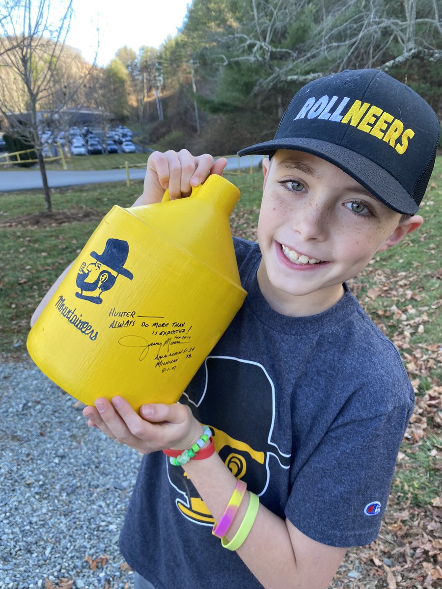 JohnnyBigEasy's tweet image. Awesome event at @BooneshineBrew with @HouseUnited2.  Kid got to not only meet the G.O.A.T. @armanti_edwards, but also got to meet the legendary leader of men Coach Moore.  #GoApps