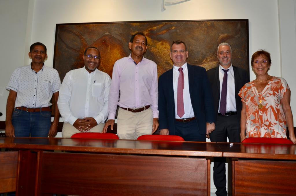 BdT_AntGuyane's tweet photo. La @BdT_AntGuyane avec M. Rene-Corail, maire des Trois-Ilets:  3M€ de prêts pour cette commune Petite Ville de Demain
Bravo aux équipes emmenées par @PICOTRoland, avec Dominique Barras et Isabelle Juquel
La @BanqueDesTerr pour des territoires #plusattractifs et #plusdurables https://t.co/hPXXmPl33b