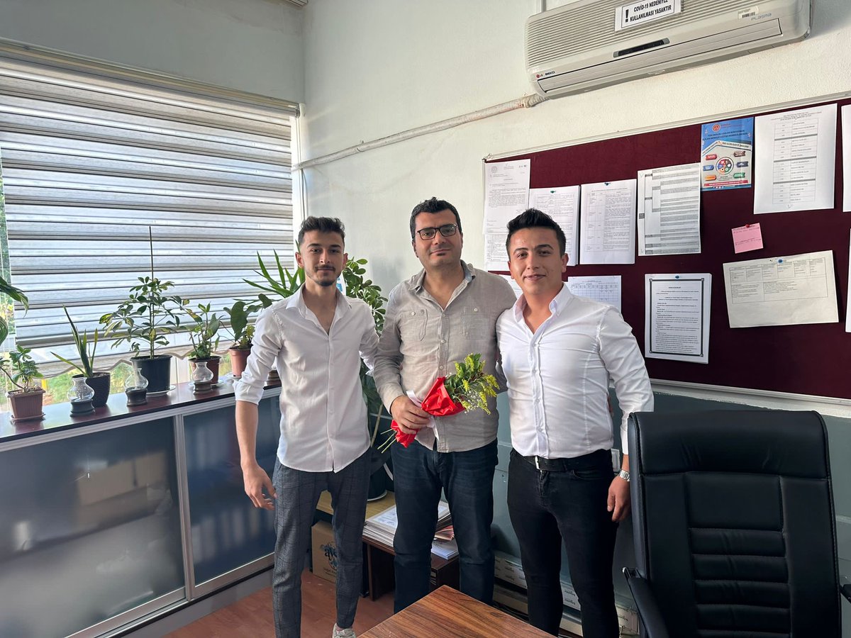 Ülkü Ocakları Finike İlçe Başkanlığı olarak,Öğretmenler Günü vesilesiyle okullarımızı ziyaret edip Öğretmenlerimize çiçek takdim ettik.