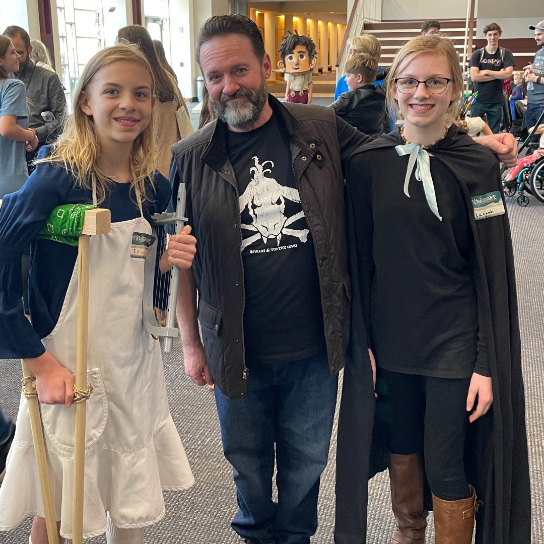 wingfeathersaga's tweet photo. Feather Fest wouldn’t have been the same without Commander Gnorm and Leeli in attendance. Thank you to Romy Fay and Christopher Robin Miller for traveling all the way to Nashville and making the event so special! #WingfeatherSaga #FeatherFest https://t.co/kneXbxDvWF