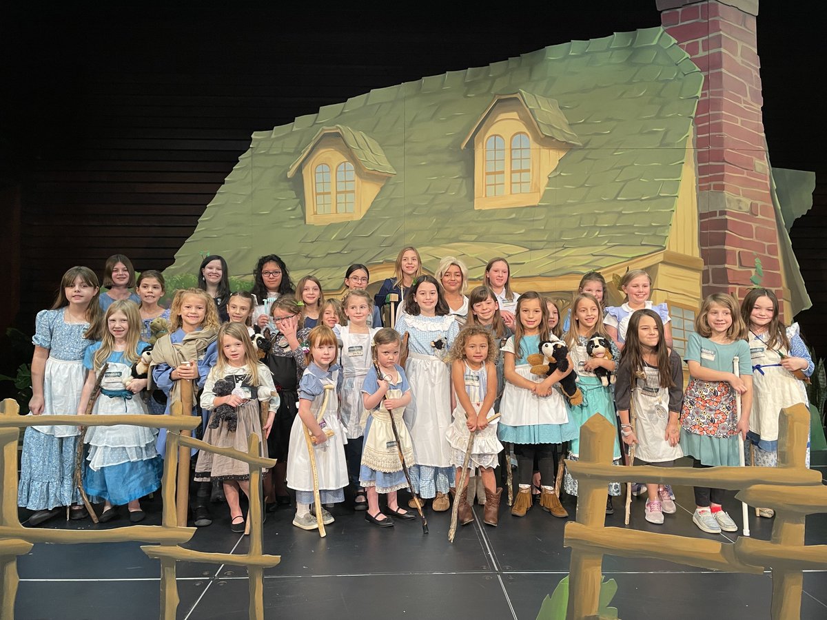 wingfeathersaga's tweet photo. Feather Fest wouldn’t have been the same without Commander Gnorm and Leeli in attendance. Thank you to Romy Fay and Christopher Robin Miller for traveling all the way to Nashville and making the event so special! #WingfeatherSaga #FeatherFest https://t.co/kneXbxDvWF