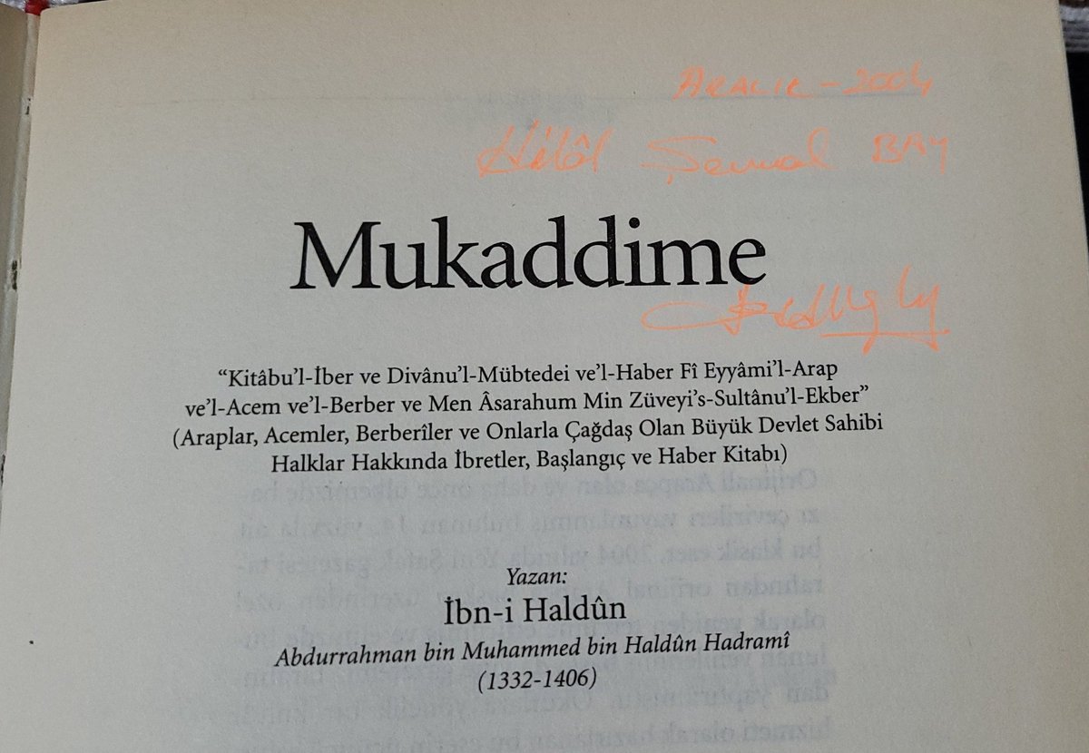 Babam doğduğumdan beri herkese kızım Boğaziçinde siyaset okuyacak diyordu. Bu kitabı da 2004 yılında benim adıma imzalamış kitaplığına koymuş. Bugün okuma yaparken ibn haldun hakkında bir şey görünce kitaplıkta olduğunu hatırlayıp kitabı kurcalamak için aldım ve bunla karşılaştım