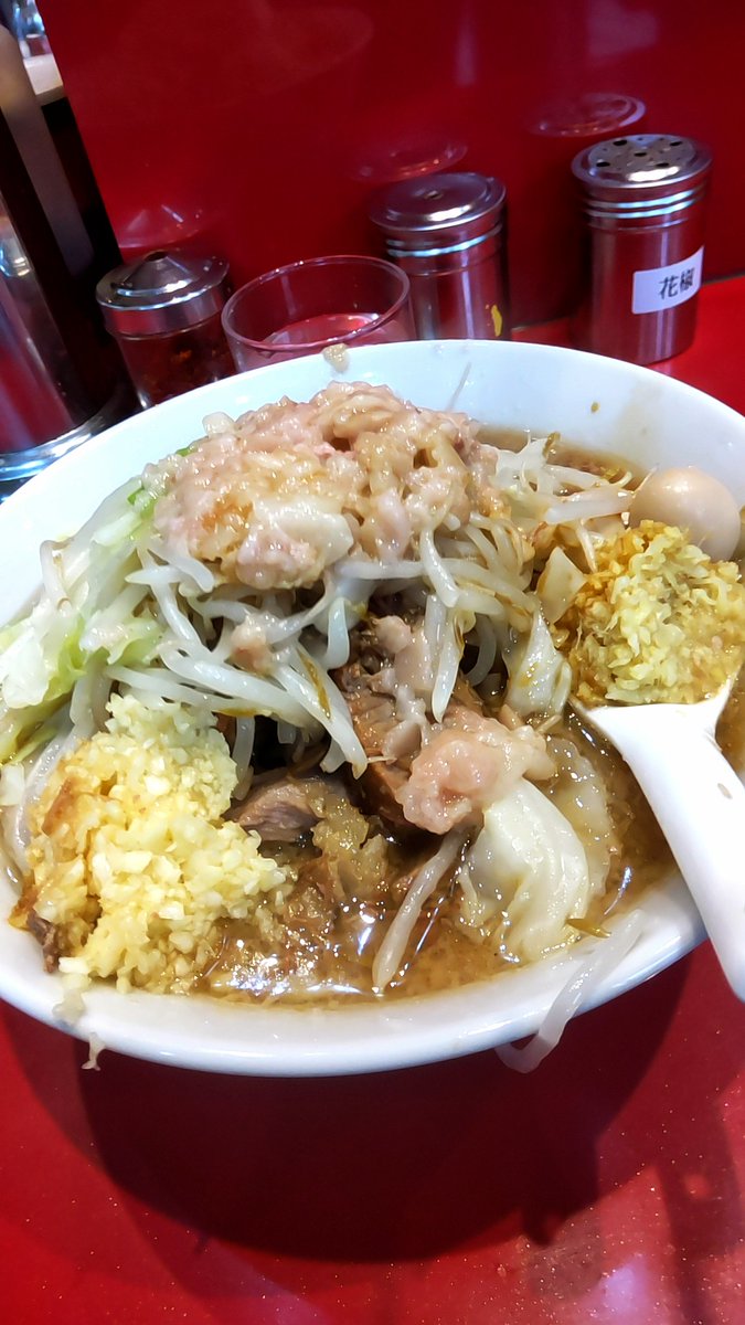 KeyleeUcchiy's tweet photo. ラーメン二郎　西台駅前店
ミニ＋生姜半分＋ニンニクアブラ
トレーニング後とはいえ、朝食との間隔が短いのでミニで腹九分目と予想…が箸を入れた瞬間「重い…！」麺量に若干の上ブレ！
慌てて本気スイッチを入れて、腹十分目で完食。ブタの質感凄く良きでした。
#ラーメン #ラーメン二郎 https://t.co/6DZW36zDFL