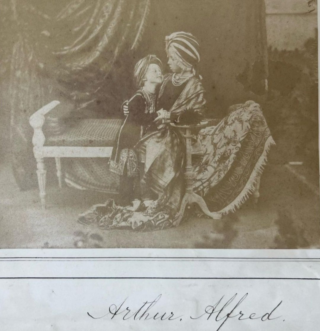 iamgurparvesh66's tweet photo. Maharajah Duleep Singh Ji Dressed Prince Arthur &amp; Alfred
Childrens of Queen Victoria in His Punjabi Turban and Gowns in 1854
#Sikh #Turban #MaharajahDuleepSingh #PrinceArthur #PrinceAlfred #England #Punjabi
Source of Photos:
@iampeterbance ji Insta 
Thanx Veer ji for Exploring it https://t.co/MxSCsFkzhu