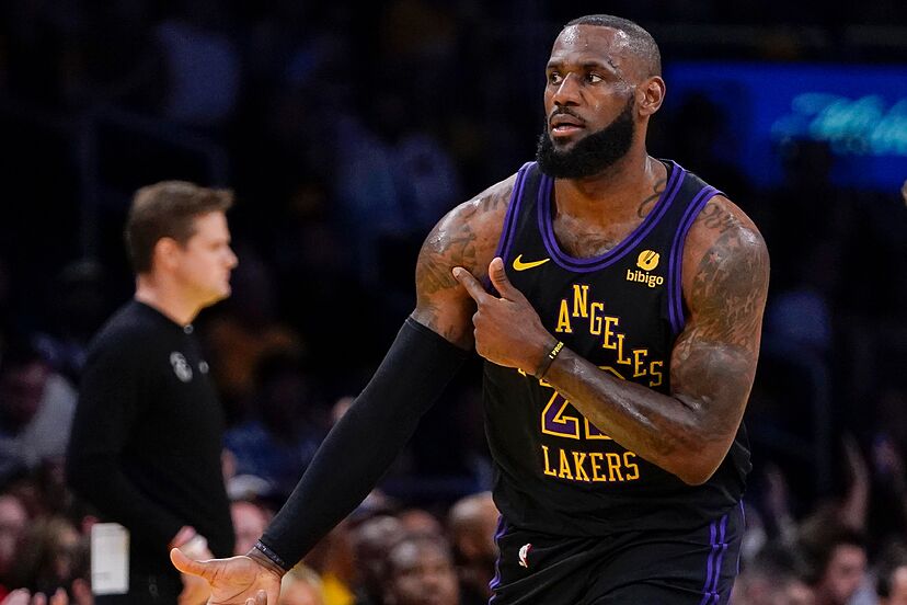 Lakers Lead tweet media