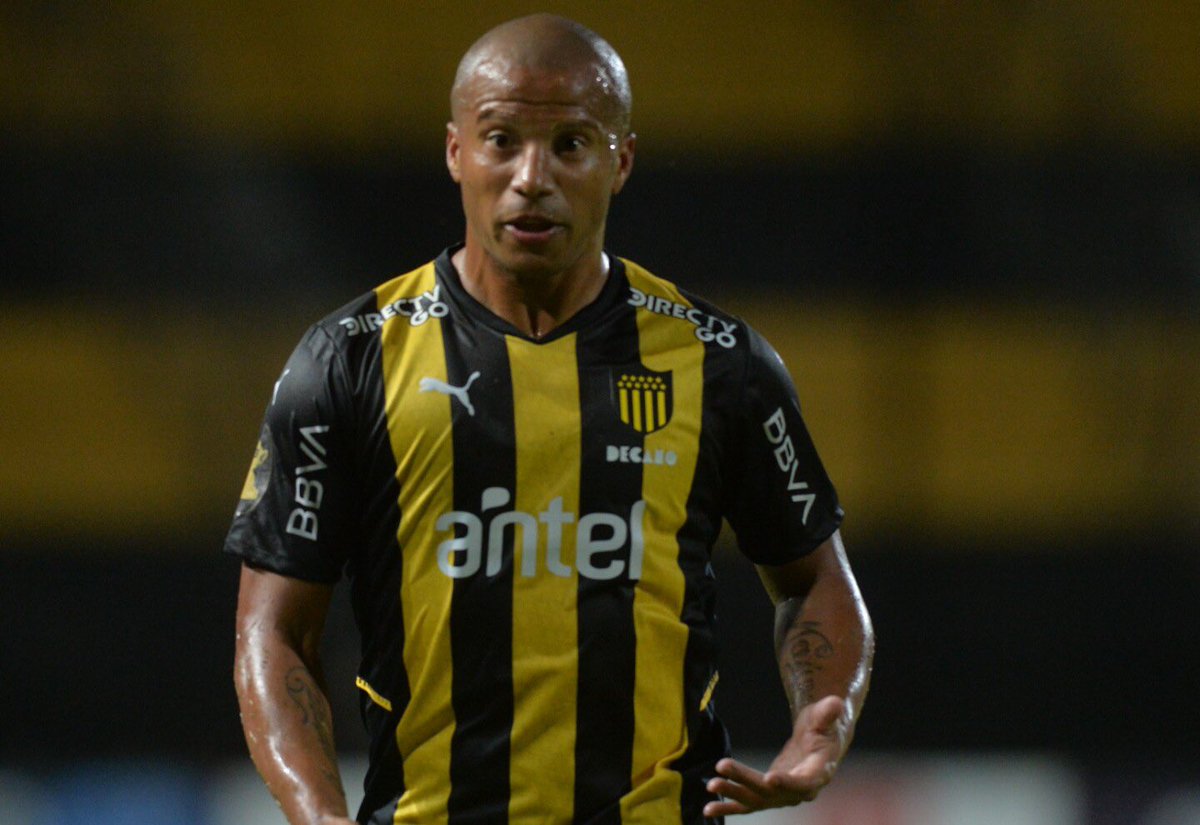 Diego Aguirre eligió al Pato Sánchez por encima del Cepillo. Como se explica una decisión así? Sánchez no puede integrar ningún plantel de un equipo profesional. Pésimo estado físico, camina la cancha, no marca y los técnicos lo siguen eligiendo