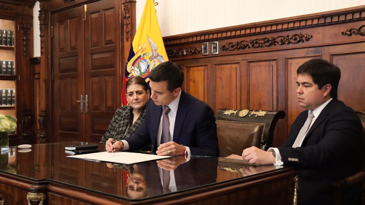ZonaSangrienta's tweet photo. Lo que prometemos, lo cumplimos 💪🏽🇪🇨
A través del #MinisteriodelInterior, he dispuesto la derogación de la Resolución del #CONSEP, eliminando así la tabla de consumo de drogas que fomenta el microtráfico. 
De esta manera, cuidamos el futuro de las familias ecuatorianas. https://t.co/e3RwD5rpvC