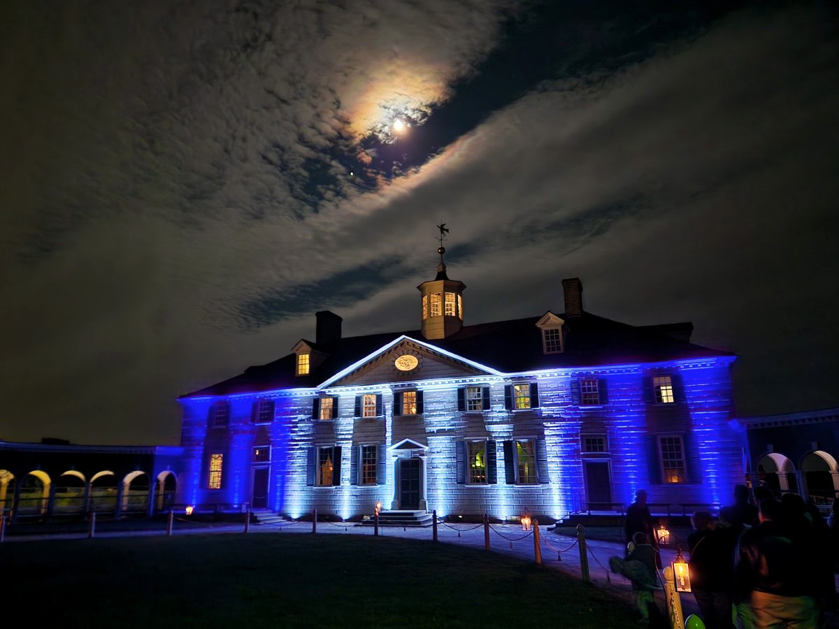 The moon and Jupiter rose above Mount Vernon this evening. The moonlight  shined through ice crystals in the clouds, which acted like prisms,  splitting the light into a halo of rainbow colors. @