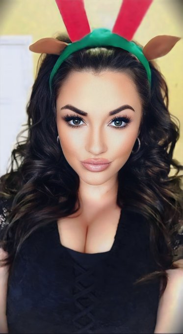 Getting festive! https://t.co/7UGKvS3jVI<a href="/tag/canadiangirl"class="tags"><span>#canadiangirl</span></a><a href="/tag/girlsinglasses"class="tags"><span>#girlsinglasses</span></a><a href="/tag/meshtop"class="tags"><span>#meshtop</span></a><a href="/tag/onlyfansmodel"class="tags"><span>#onlyfansmodel</span></a>